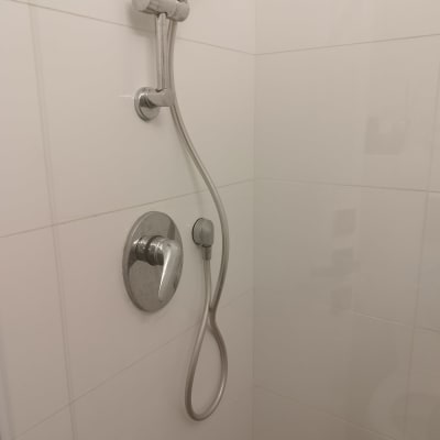מקלחת עם ראש מקלחת וכפתור מים
