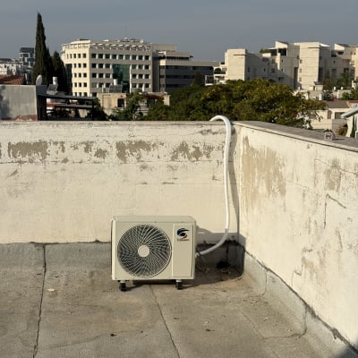 יחידת מיזוג אוויר על גג בניין