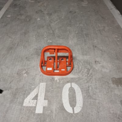 מחסום חניה כתום על רצפת בטון עם מספר 40