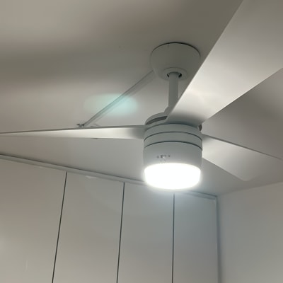 מאוורר תקרה עם תאורה מותקן בחדר