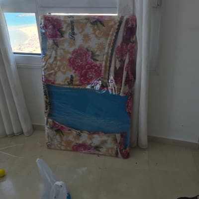 חדר עם חלון ונוף לים, מזרן עטוף בניילון