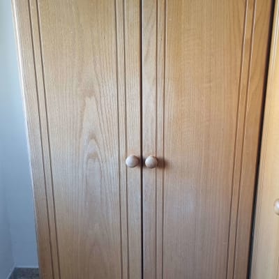 ארון עץ עם ידיות עגולות