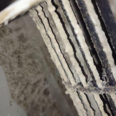 תקריב של חלק פנימי במזגן עם לכלוך ואבק