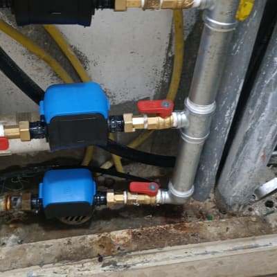 צינורות ומחברים עם ברזים כחולים ואדומים