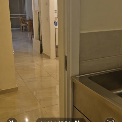 מסדרון ודלתות עם רצפה נקייה ומבריקה