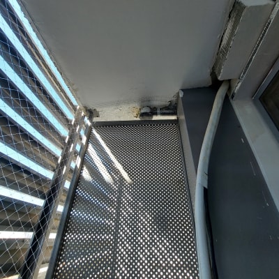 רשת מתכת מותקנת למניעת כניסת יונים למרפסת