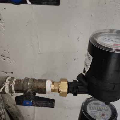 מד מים עם צינורות ושסתום פלסטיק