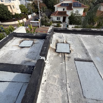 גג עם עבודת איטום נראית בבירור