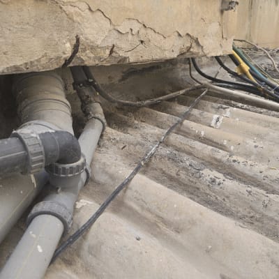 צינורות ואיטום על גג עם קירות מתקלפים