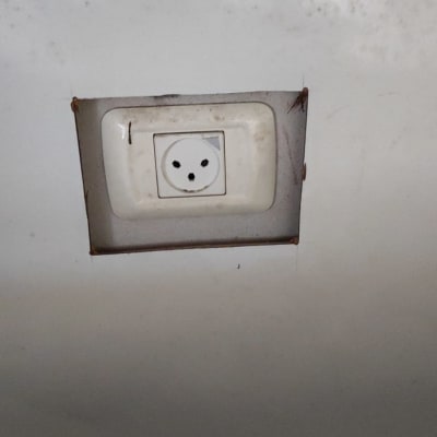 שקע חשמל בקיר עם סימני לכלוך