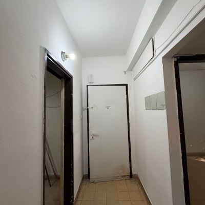 מסדרון עם קירות צבועים ודלתות