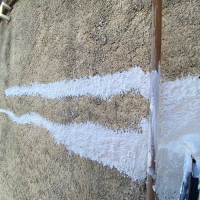 צינור חום על קיר עם פסי צבע לבן