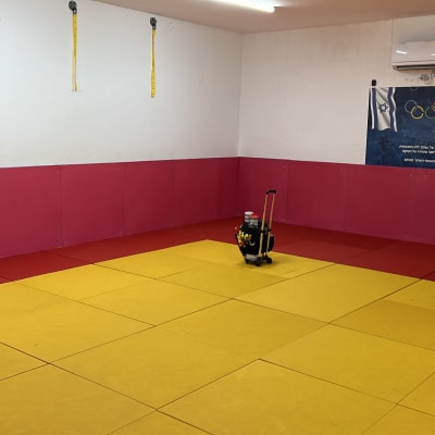 כלי עבודה על עגלה בחדר עם מזרנים צבעוניים