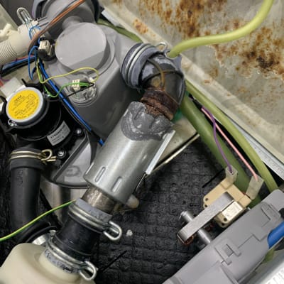 חיבורים חשמליים וצינורות במכשיר חשמלי