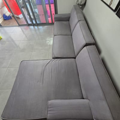 ספה אפורה נקייה על רצפת אריחים