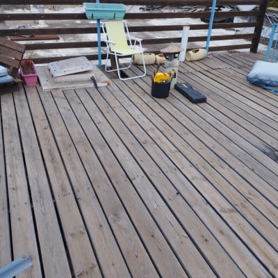 כלי עבודה של אינסטלטור על רצפת עץ