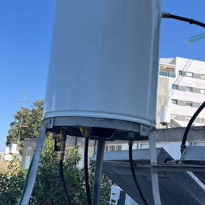 דוד שמש עם צינורות ומחברים על גג