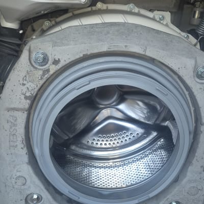 תוף מכונת כביסה פתוח עם חיווט חשמלי