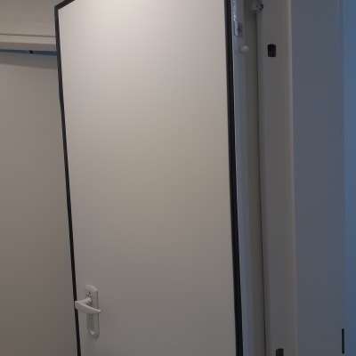 דלת לבנה עם ידית, ללא מוצרי ניקוי נראים