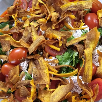 סלט עם עגבניות שרי, עשבי תיבול וצ