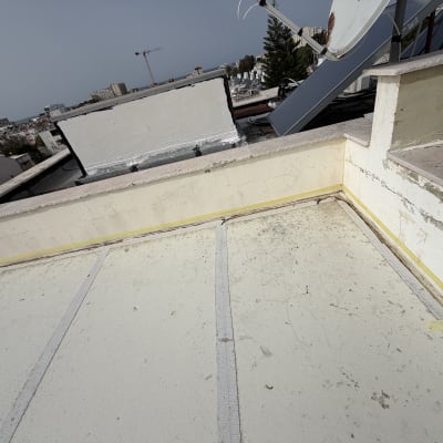 גג עם עבודת איטום וסדקים בקירות