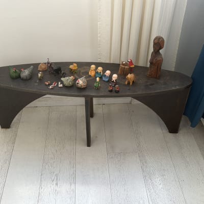 שולחן עם פסלונים קטנים ודמות עץ מגולפת