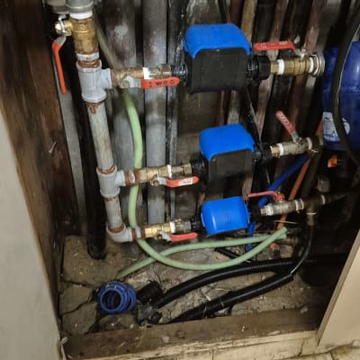 צנרת מים עם ברזים וצינורות במערכת אינסטלציה