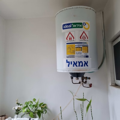 דוד חשמל עם צינורות וחיבורים חשמליים