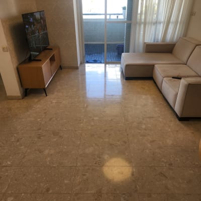 סלון עם רצפה נקייה ומבריקה