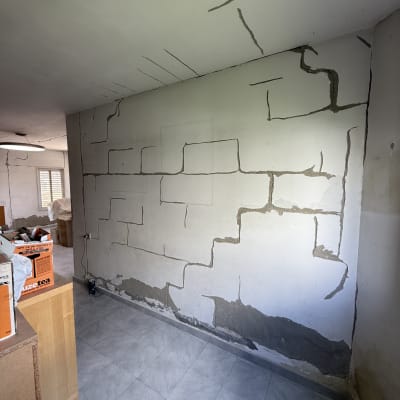 קיר עם תיקוני טיח והכנה לצביעה