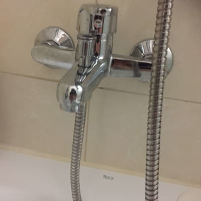 ברז אמבטיה עם צינור מתכת גמיש