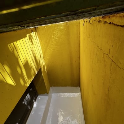 אזור אטום בצבע צהוב ולבן עם קירות סדוקים