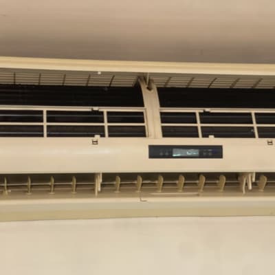 יחידת מיזוג אוויר עם תריסים פתוחים ותצוגה דיגיטלית