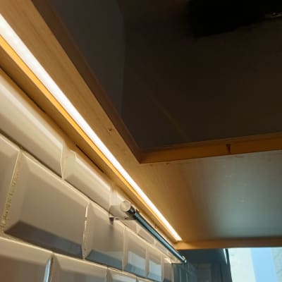 תאורת לד מתחת לארון מטבח על קיר אריחים