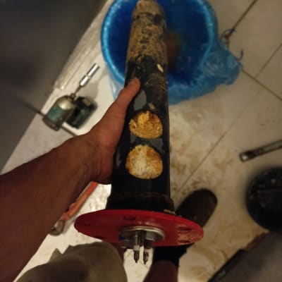 חלקי דוד שמש וכלים על הרצפה