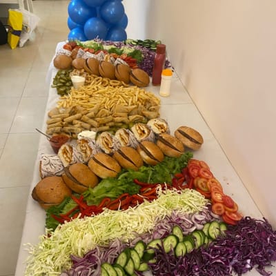 שולחן קייטרינג עם ירקות, לחמניות וצ