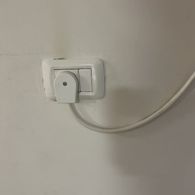 שקע חשמלי עם כבל מחובר לקיר