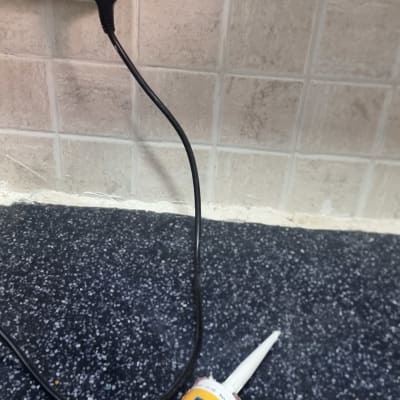 אקדח סיליקון על משטח ליד קיר מרוצף