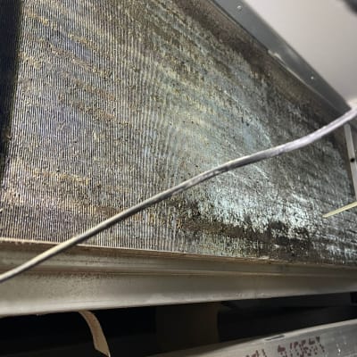 יחידת מיזוג אוויר עם לכלוך ואבק על הסלילים