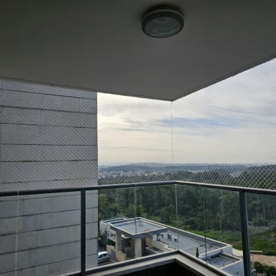 רשת הגנה מותקנת על מרפסת למניעת כניסת יונים