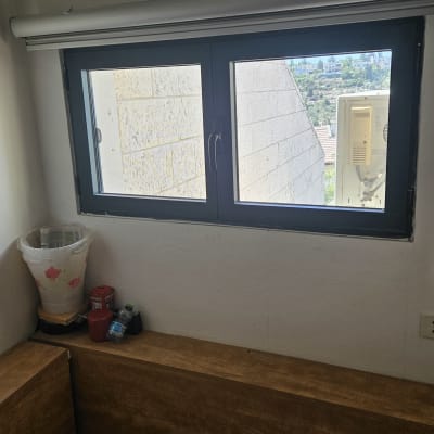 חלון עם תריסים בחדר פנימי