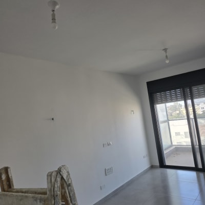 חדר ריק עם קירות צבועים וסולם