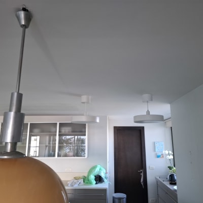 תאורה ותקרה בעבודת גבס במטבח מודרני