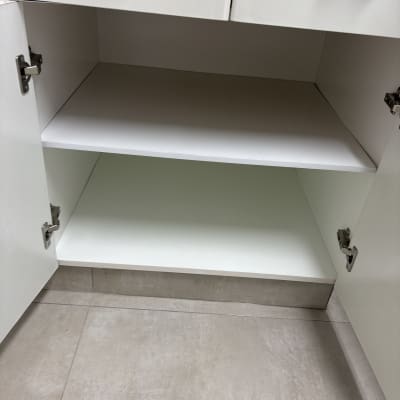 ארון פתוח עם מדפים נקיים וריקים