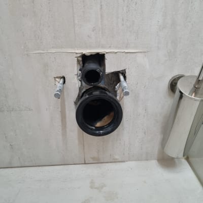 צינור אינסטלציה בקיר עם חיבורים חשופים