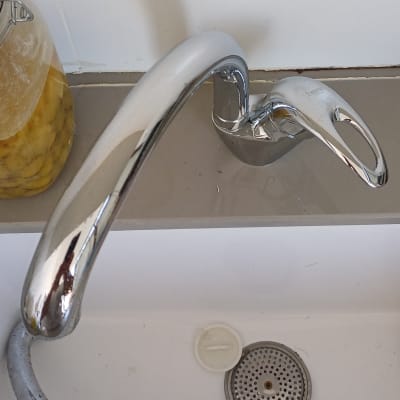 ברז שבור בכיור עם חלקים מנותקים