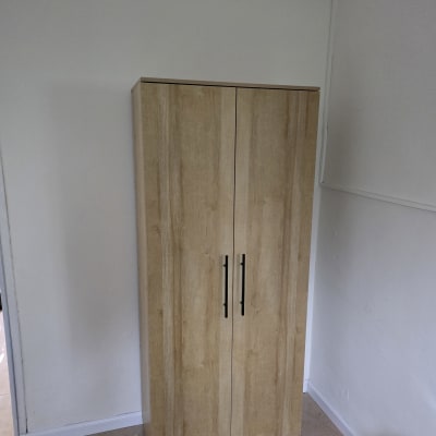 ארון עץ עם דלתות בחדר ריק