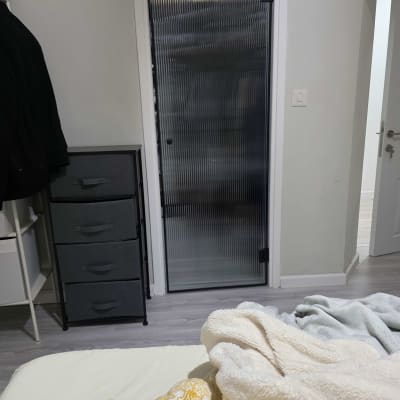 דלת זכוכית מחוספסת בחדר עם רהיטים