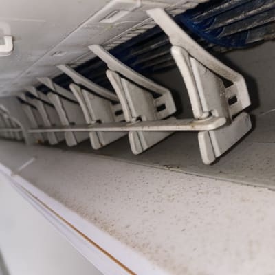 תריסי מזגן מלוכלכים עם אבק ולכלוך