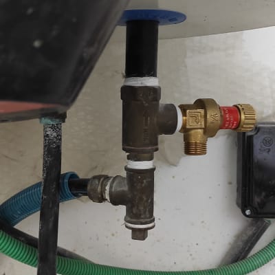 צנרת מים עם ברזים ושסתומים